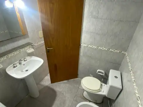 SE VENDE Departamento 2 ambientes con cochera al frente o patio, en planta baja y entrada independiente. Bajas Expensas.