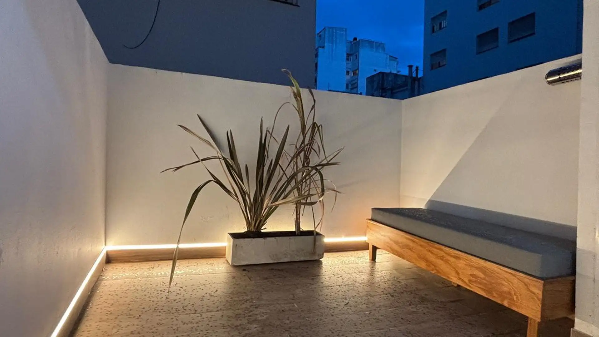 3 AMBIENTES A LA CALLE CON BALCON Y GRAN PATIO