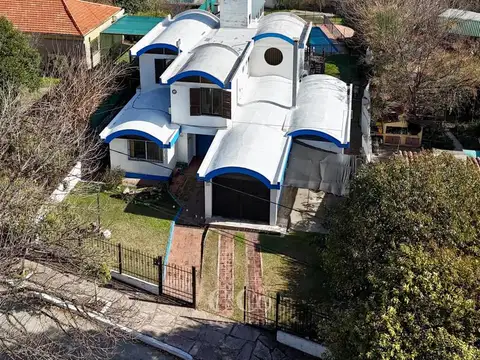 Casa 10 ambientes con 3 baños