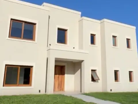 ALQUILER DE CASA EN 6 AMBIENTES, CON GALLERIA Y PARRILLA