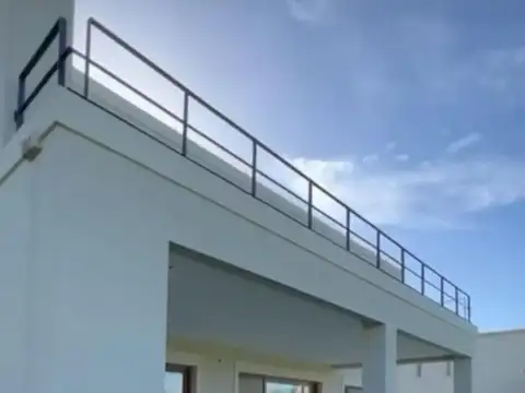 ALQUILER DE CASA EN 6 AMBIENTES, CON GALLERIA Y PARRILLA