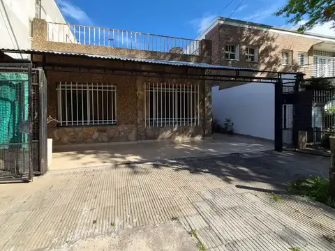 CASA FRENTE 3 DORM EN VENTA - BARRIO LA FLORIDA