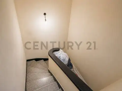 VENTA CASA 6 AMBIENTES + 2 LOCALES Y GARAJE