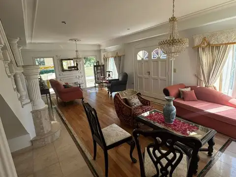 Casa en Alquiler con 2 cocheras