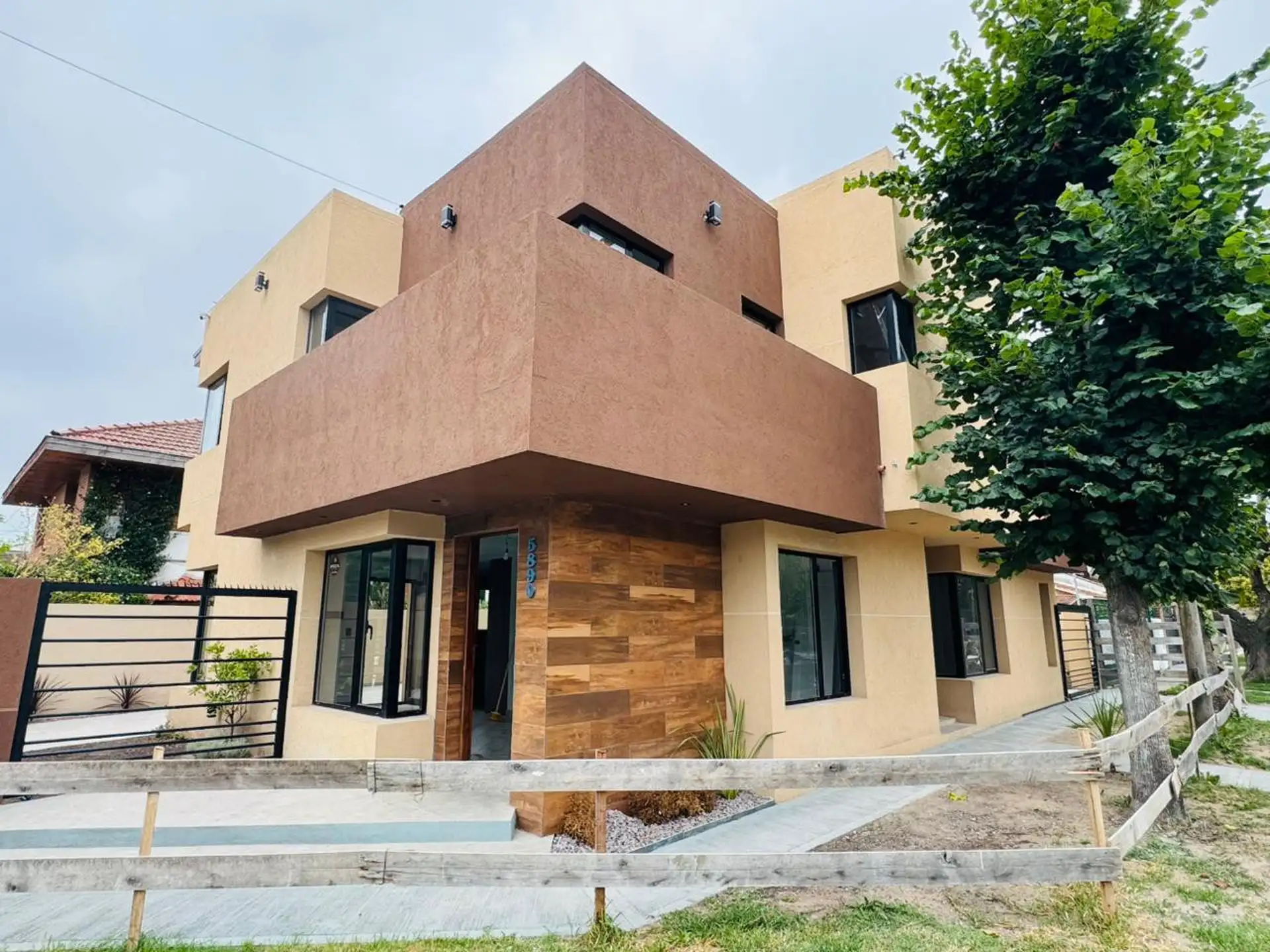 Duplex en Strobel 5800 de cuatro ambientes con parque y entrada de auto