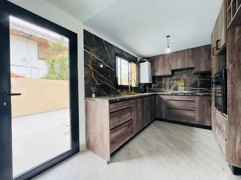 Duplex en Strobel 5800 de cuatro ambientes con parque y entrada de auto