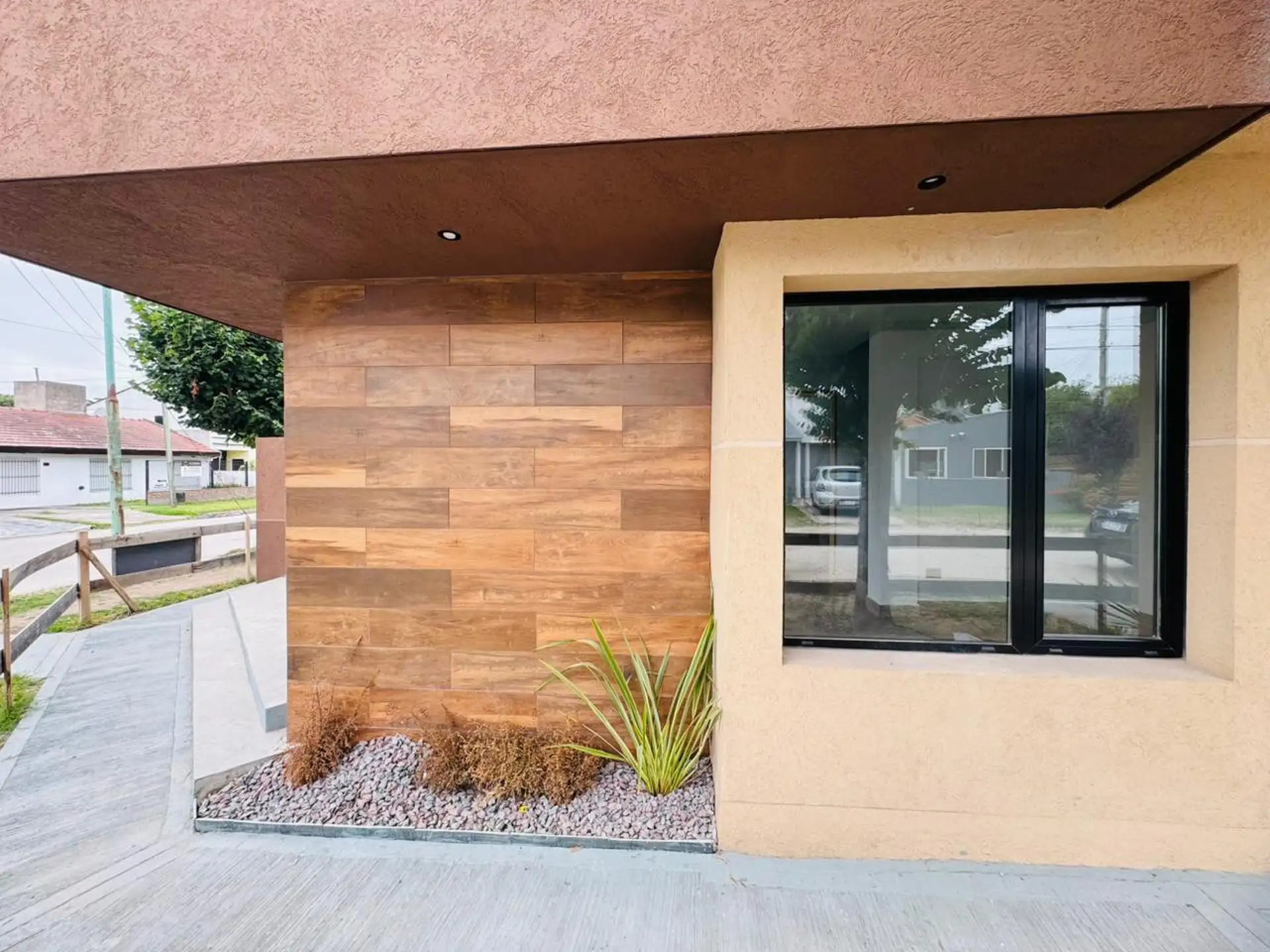 Duplex en Strobel 5800 de cuatro ambientes con parque y entrada de auto