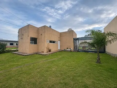 CASA EN VENTA DOS DORMITORIOS - MELCHOR ROMERO