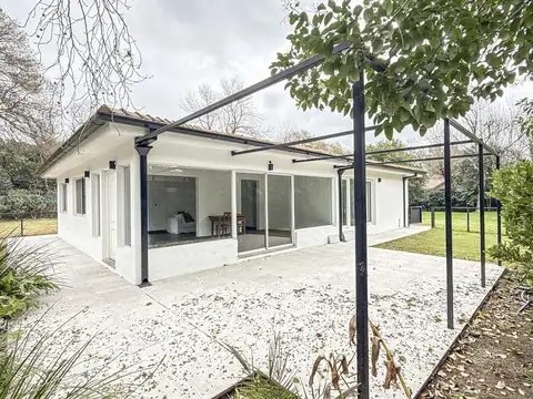 CASA EN VENTA EN PILAR VILLAGE, RECICLADA, UNA PLANTA, 3 DORMITORIOS, QUINCHO.