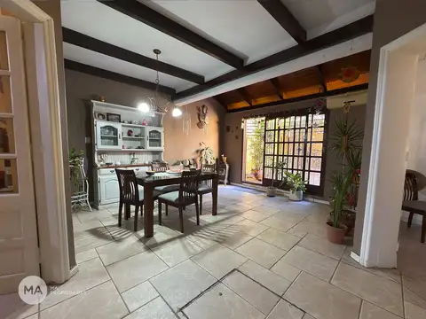 Casa 5 ambientes con 2 baños