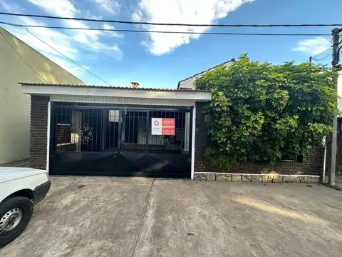  35 e/ 131 y 132 - 3 CASAS EN VENTA (BARRIO SAN CARLOS)