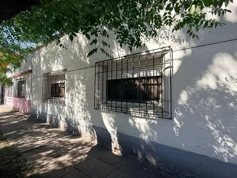 Casa a Refaccionar bien ubicada