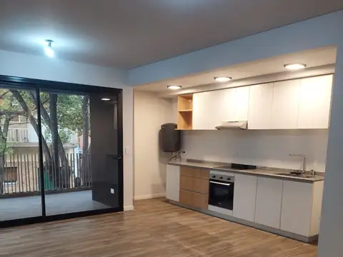 Alquiler depto dos ambientes con patio y balcón