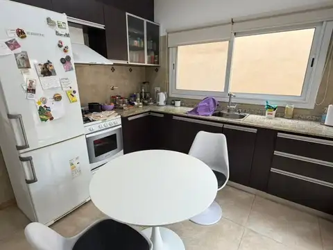 Se vende casa IMPECABLE,2 dorm,zona residencial VT