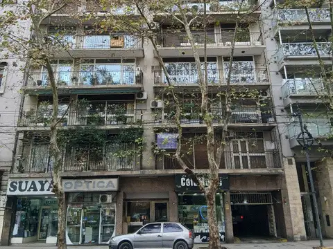 DEPARTAMENTO DE 4 AMBIENTES CON DEPENDENCIA Y COCHERA CUBIERTA.