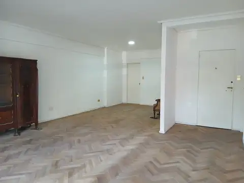 DEPARTAMENTO DE 4 AMBIENTES CON DEPENDENCIA Y ESPACIO GUARDACOCHES CUBIERTO.