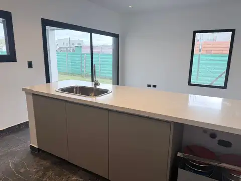 Casa en Venta con 3 cocheras