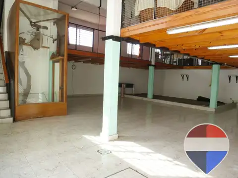 VENTA LOCAL + Depto Coch DEPOSITO  Parque PILETA
