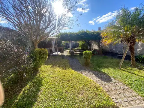 VENTA CASA 3 AMBIENTES CON QUINCHO Y JARDIN AMPLIO EN LANUS OESTE