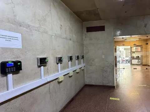 Venta Oficina Amoblada con Kitchenette y Baño Exclusivo. Centro