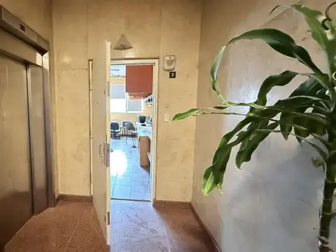 Venta Oficina Amoblada con Kitchenette y Baño Exclusivo. Centro