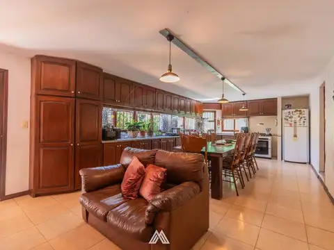 Casa 8 ambientes con 3 baños