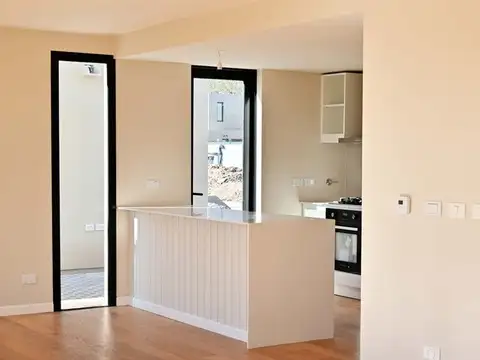 Casa en Alquiler con 2 cocheras