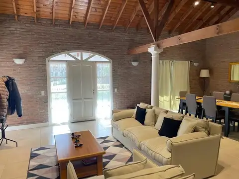 Casa en Venta con 2 cocheras
