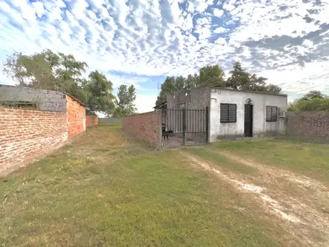 SE VENDE CASA CON GRAN TERRENO- B° LAS MERCEDES
