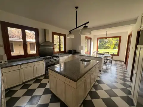 Casa 6 ambientes con 4 baños