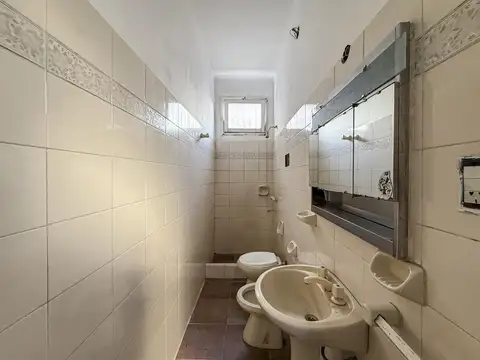 Casa 7 ambientes con 2 baños