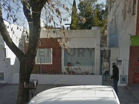 Calle 35 e/ 22 y 23 | Venta de Casa a reciclar