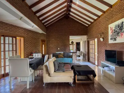 Casa en Venta con 2 cocheras