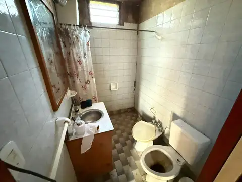 VENTA CASA CON DEPOSITO Y PILETA, BARRIO DE VICENZO GRANDE