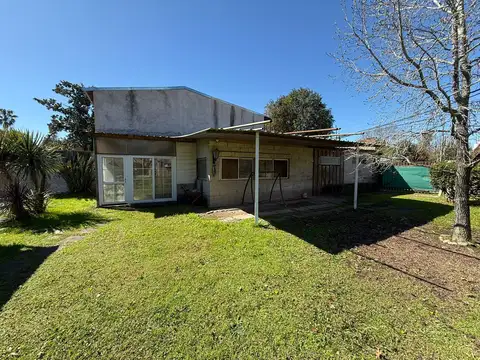 VENTA CASA CON DEPOSITO Y PILETA, BARRIO DE VICENZO GRANDE
