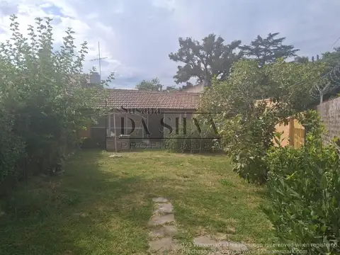 Espaciosa Casa con Local y Salida a Dos calles en M. Acosta