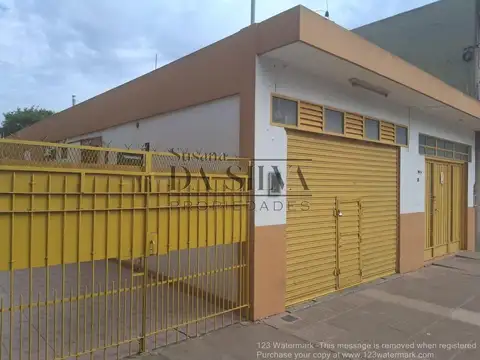 Espaciosa Casa con Local y Salida a Dos calles en M. Acosta