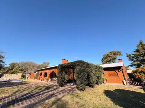 VENTA CASA EN ALTOS DEL SAUCE - EXCELENTE ESTADO