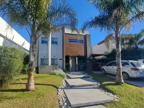 Casa en Alquiler con 1 cochera