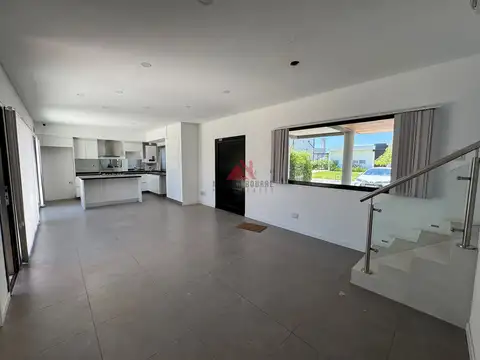 Casa en Venta con 4 cocheras