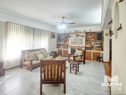 Chlalet en 2 plantas de 4 ambientes, toilette, gran parque con quincho y pileta, Dpto. 2 amb 35 m2.