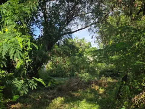 TERRENO CON CONSTRUCCION SOBRE ESQUINA - RECIBE VEHICULO DE INTERES
