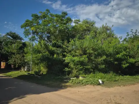 TERRENO CON CONSTRUCCION SOBRE ESQUINA - RECIBE VEHICULO DE INTERES