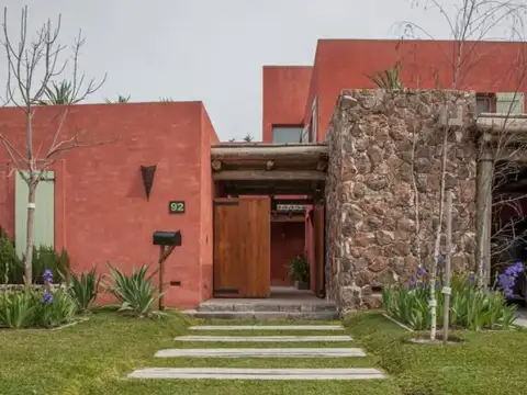 Casa 10 ambientes con 6 baños