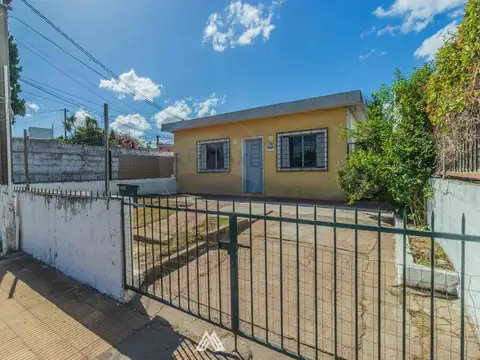 CASA 3 DORMITORIOS + APTO ALQUILADO AL FONDO