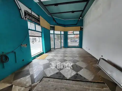 (EN BLOCK) LOCAL EN ESQUINA CON PH EN AV. HIPOLITO YRIGOYEN AL 6600 - GRAN TERRAZA DOBLE ALTURA