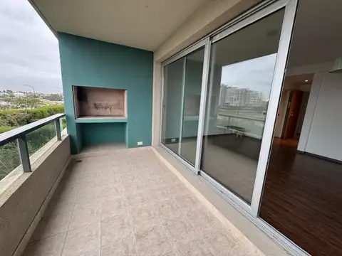 Departamento 2 ambientes con balcon y parrilla propia.