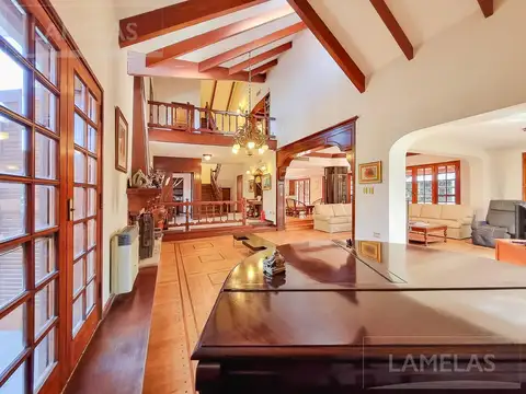 Casa 10 ambientes con 5 baños