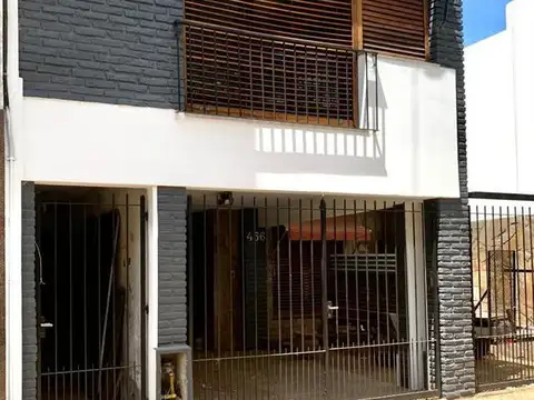 Casa en venta - 4 dormitorios 5 baños - Cochera - 210mts2 - La Plata