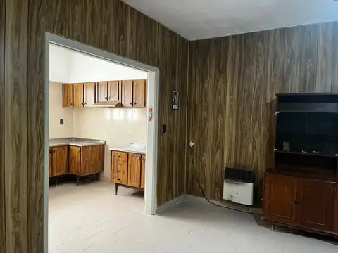 Casa 8 ambientes con 2 baños